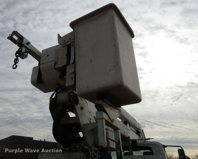 image for item DH8292 2004 International 7300 bucket truck