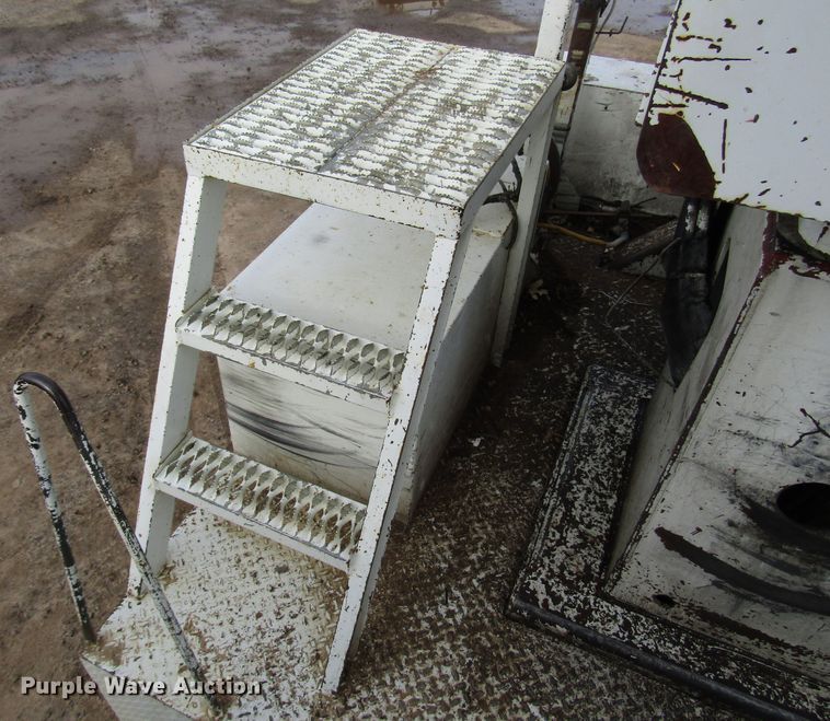 image for item DH8292 2004 International 7300 bucket truck