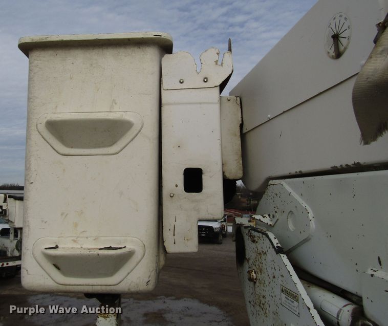 image for item DH8292 2004 International 7300 bucket truck