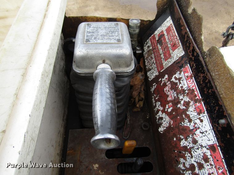 image for item DH8292 2004 International 7300 bucket truck