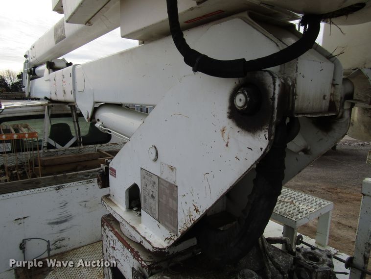 image for item DH8292 2004 International 7300 bucket truck