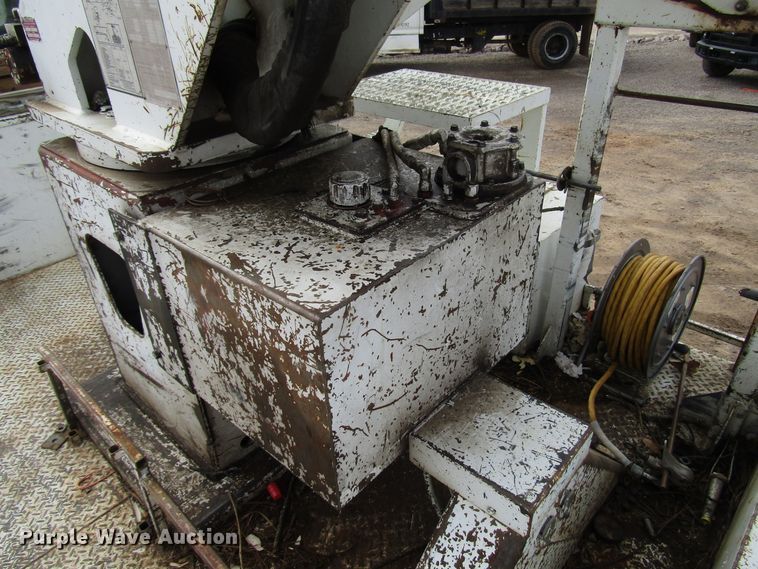 image for item DH8292 2004 International 7300 bucket truck