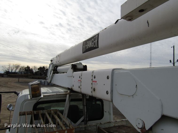image for item DH8292 2004 International 7300 bucket truck