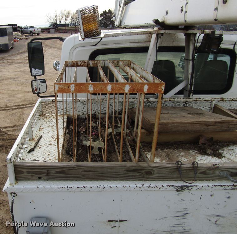 image for item DH8292 2004 International 7300 bucket truck