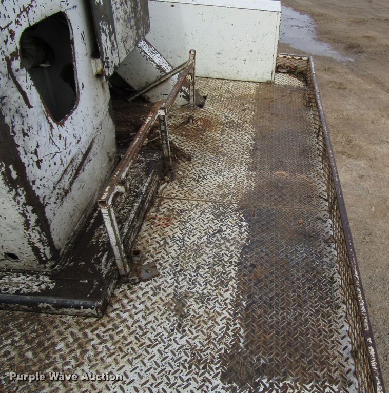 image for item DH8292 2004 International 7300 bucket truck