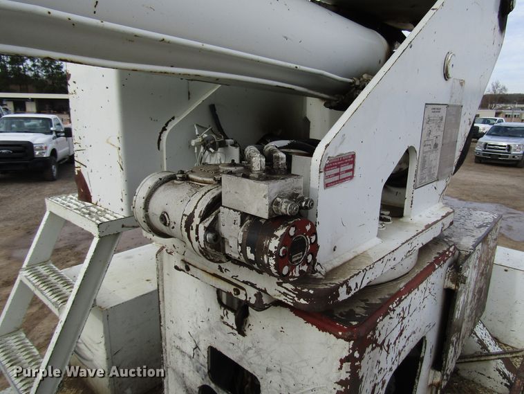 image for item DH8292 2004 International 7300 bucket truck