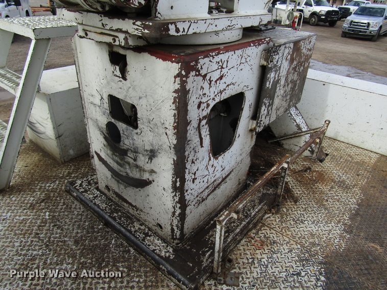 image for item DH8292 2004 International 7300 bucket truck