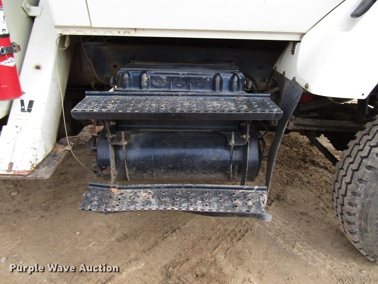 image for item DH8292 2004 International 7300 bucket truck