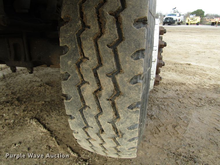 image for item DH8292 2004 International 7300 bucket truck