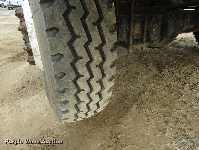 image for item DH8292 2004 International 7300 bucket truck