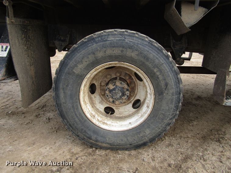 image for item DH8292 2004 International 7300 bucket truck