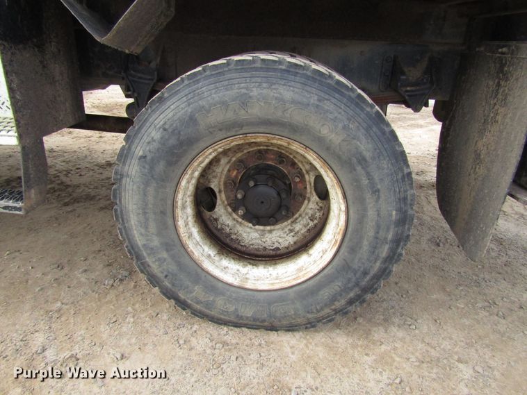 image for item DH8292 2004 International 7300 bucket truck