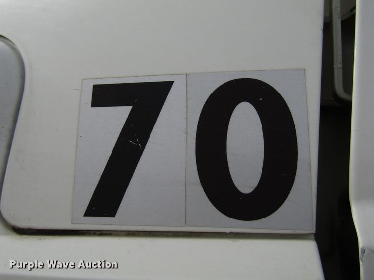 image for item DH8292 2004 International 7300 bucket truck