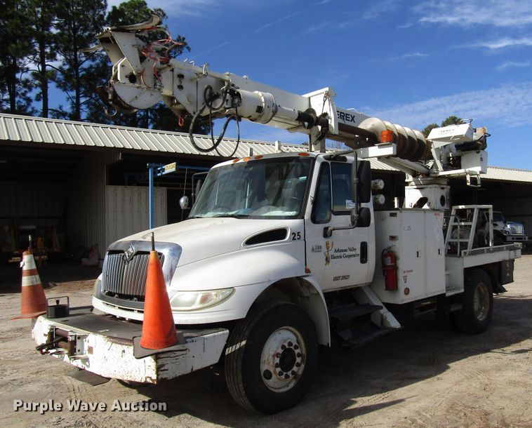 image for item DH8293 2007 International 4400 digger derrick truck
