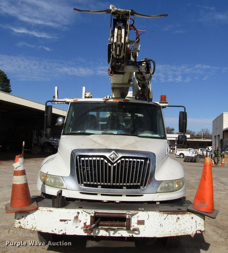 image for item DH8293 2007 International 4400 digger derrick truck
