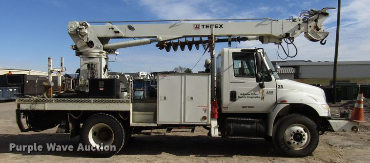 image for item DH8293 2007 International 4400 digger derrick truck