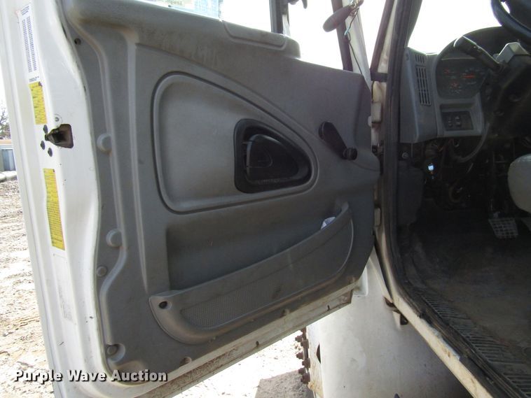 image for item DH8293 2007 International 4400 digger derrick truck