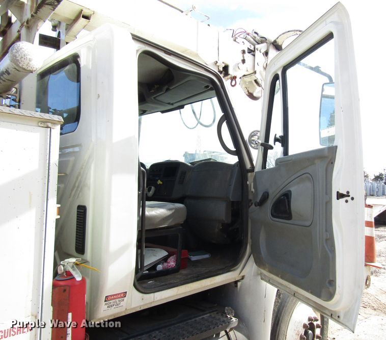 image for item DH8293 2007 International 4400 digger derrick truck