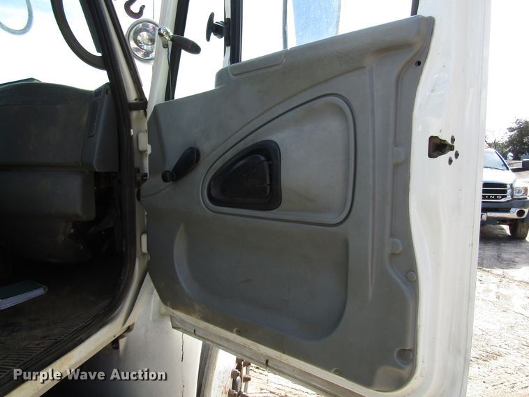 image for item DH8293 2007 International 4400 digger derrick truck