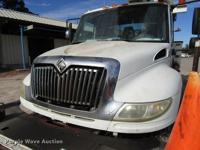 image for item DH8293 2007 International 4400 digger derrick truck