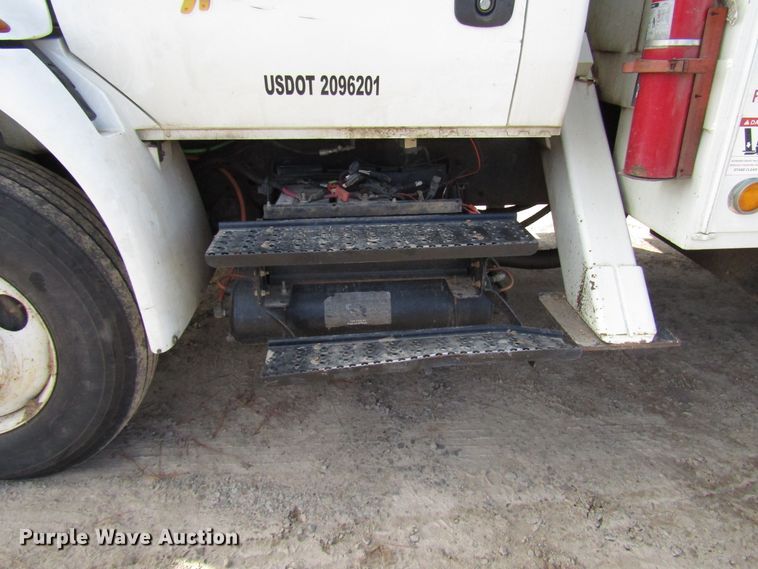 image for item DH8293 2007 International 4400 digger derrick truck