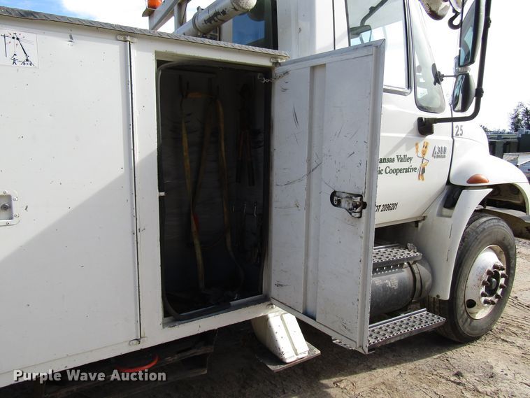 image for item DH8293 2007 International 4400 digger derrick truck