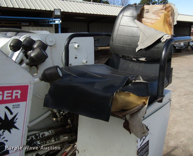 image for item DH8293 2007 International 4400 digger derrick truck