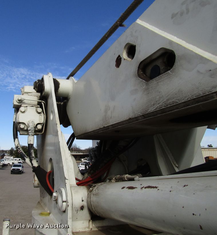 image for item DH8293 2007 International 4400 digger derrick truck