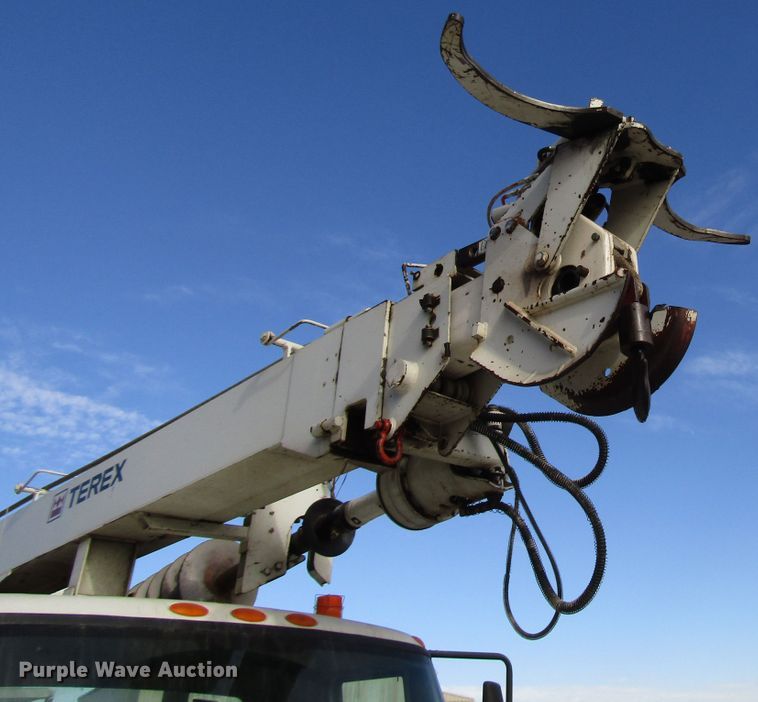 image for item DH8293 2007 International 4400 digger derrick truck