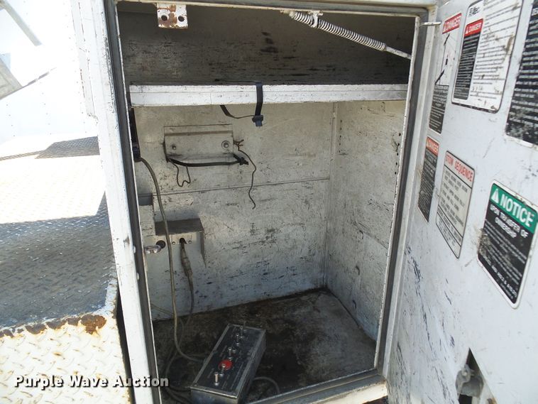 image for item DI0682 2001 Ford F450 Super Duty bucket truck