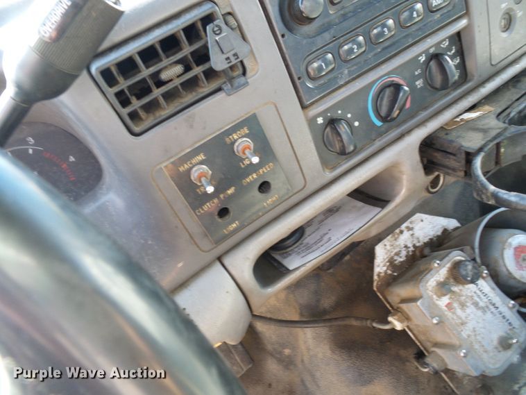 image for item DI0682 2001 Ford F450 Super Duty bucket truck