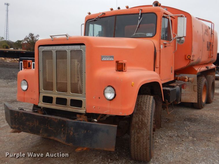 image for item DI2357 1979 International Paystar 5000 tank truck