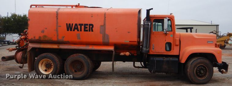 image for item DI2357 1979 International Paystar 5000 tank truck