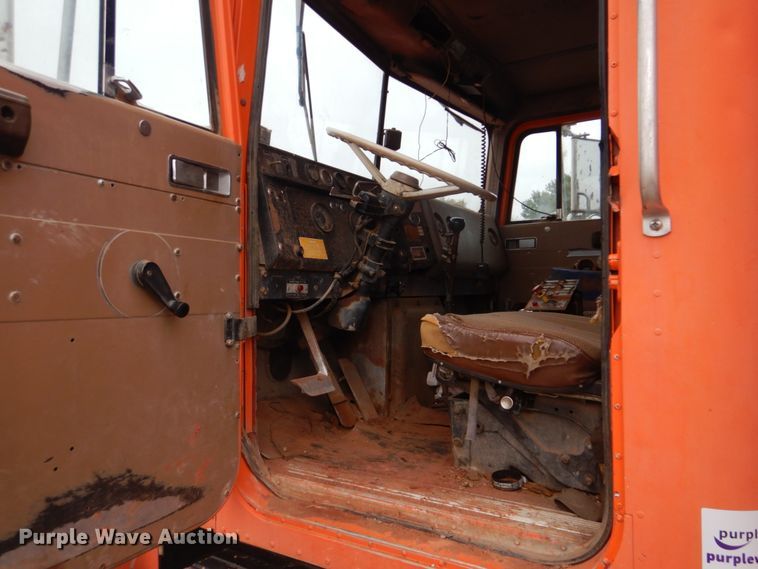 image for item DI2357 1979 International Paystar 5000 tank truck