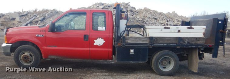 image for item DI2391 2000 Ford F350 Super Duty SuperCab flatbed pickup truck