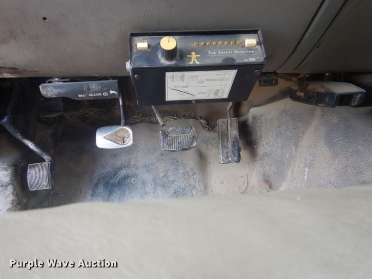 image for item DI2391 2000 Ford F350 Super Duty SuperCab flatbed pickup truck