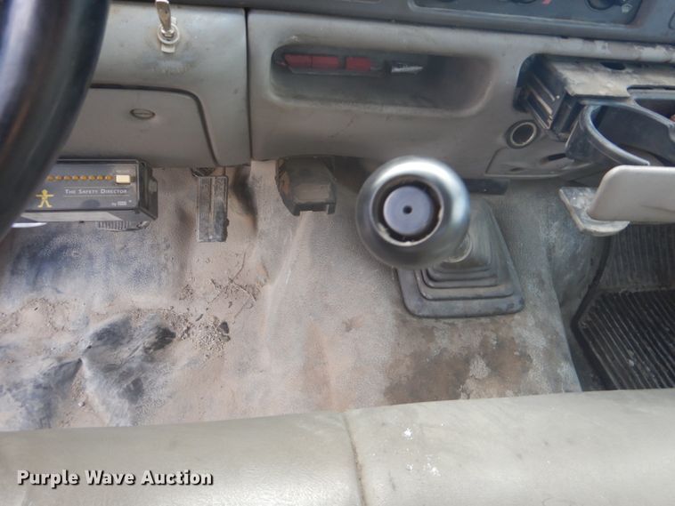 image for item DI2391 2000 Ford F350 Super Duty SuperCab flatbed pickup truck