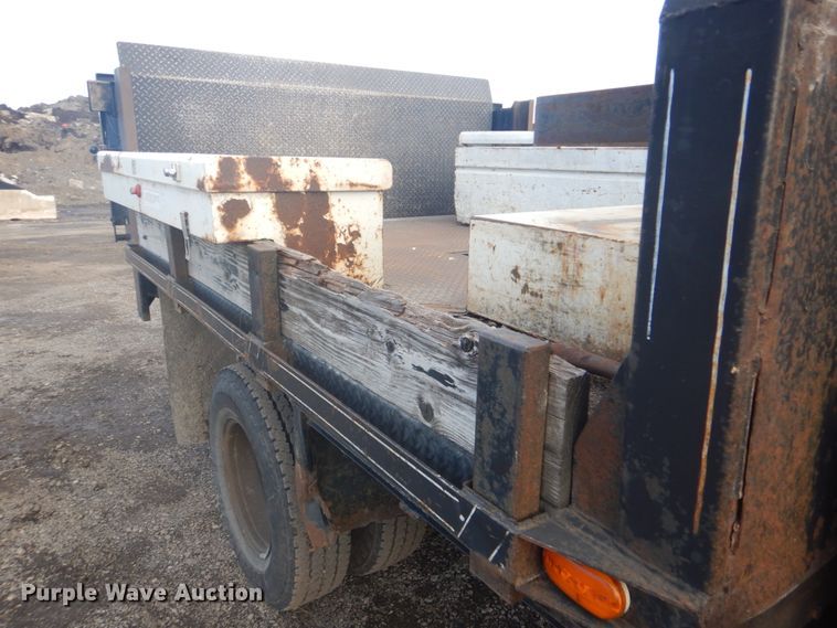 image for item DI2391 2000 Ford F350 Super Duty SuperCab flatbed pickup truck