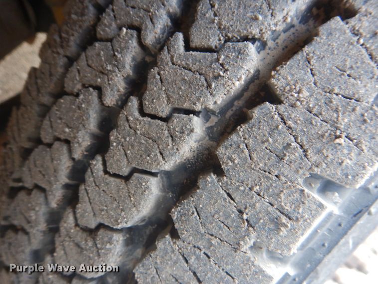 image for item DI2391 2000 Ford F350 Super Duty SuperCab flatbed pickup truck