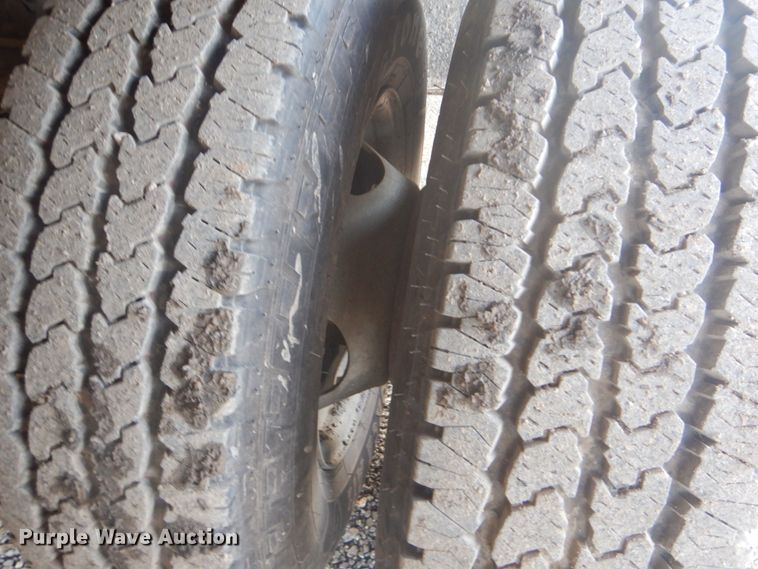 image for item DI2391 2000 Ford F350 Super Duty SuperCab flatbed pickup truck