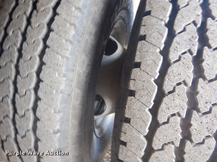 image for item DI2391 2000 Ford F350 Super Duty SuperCab flatbed pickup truck