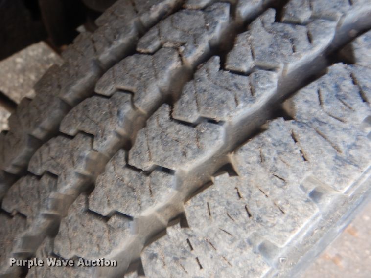 image for item DI2391 2000 Ford F350 Super Duty SuperCab flatbed pickup truck