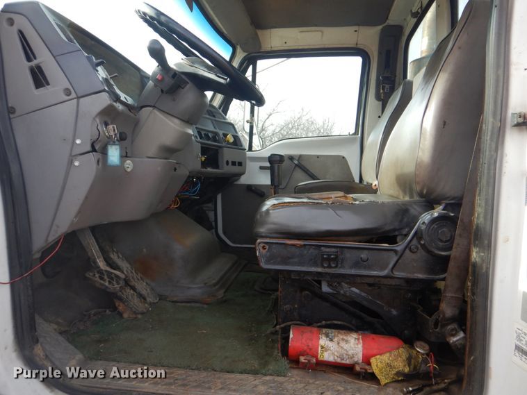 image for item DI2396 1997 Ford LTLA9000 well service truck