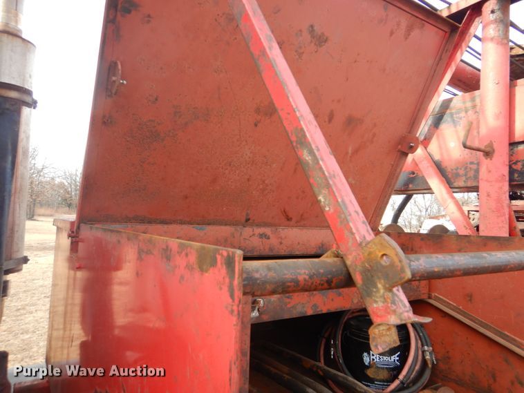 image for item DI2396 1997 Ford LTLA9000 well service truck