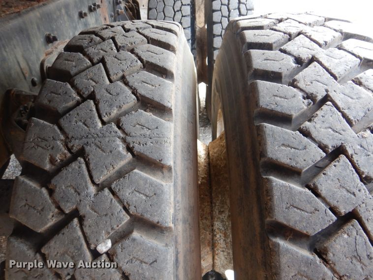 image for item DI2396 1997 Ford LTLA9000 well service truck