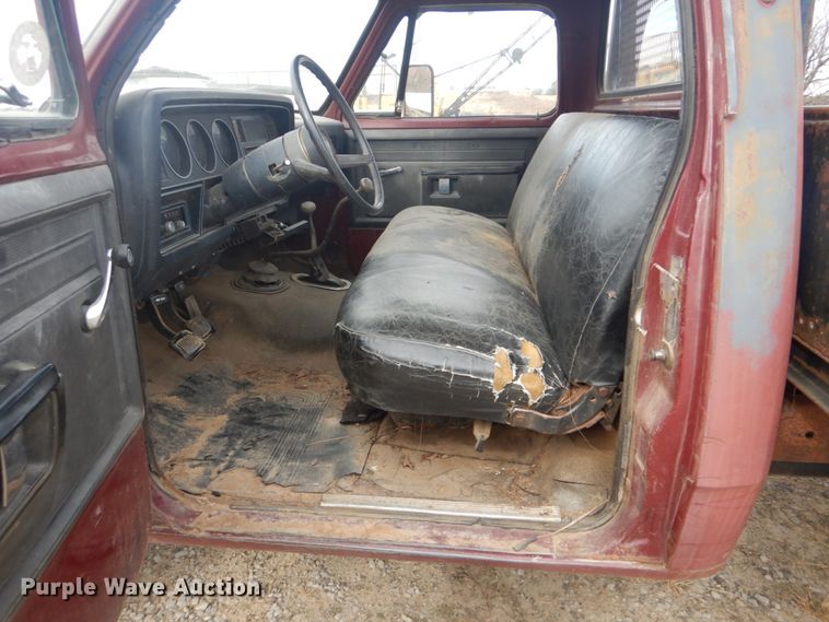 image for item DI2422 1982 Dodge W150 flatbed pickup truck