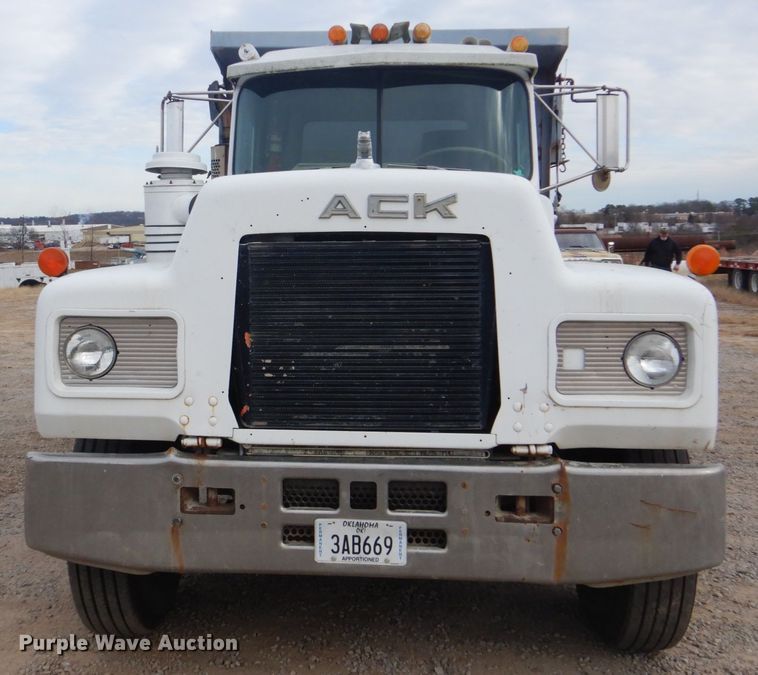 image for item DI2423 1985 Mack R686S1 dump truck