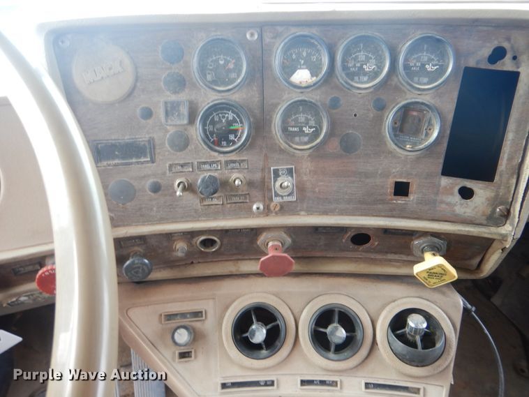 image for item DI2423 1985 Mack R686S1 dump truck