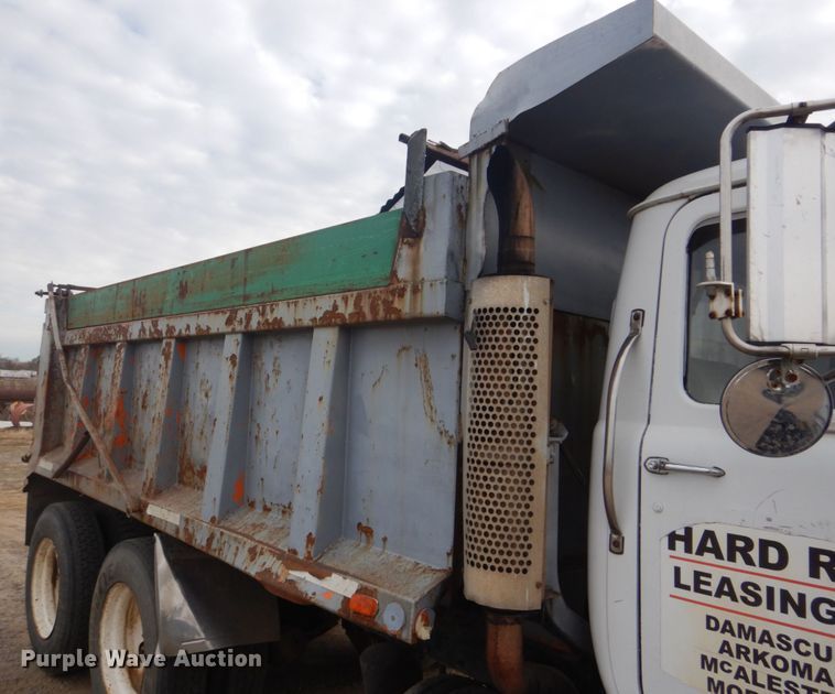 image for item DI2423 1985 Mack R686S1 dump truck