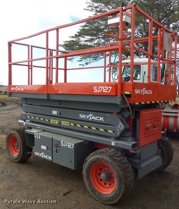 image for item EF9596 Sky Jack SJ7127 scissor lift